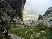 15 Alla base del torrione del Becco